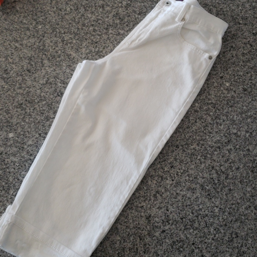 Gloria Vanderbilt White Capris